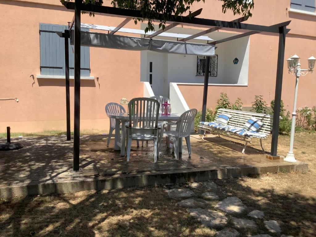 Patio nebo venkovní prostory v ubytování Un séjour entre Nîmes et Montpellier