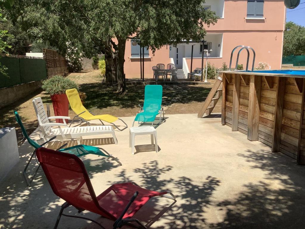 un grupo de sillas sentadas frente a una piscina en Un séjour entre Nîmes et Montpellier en Souvignargues