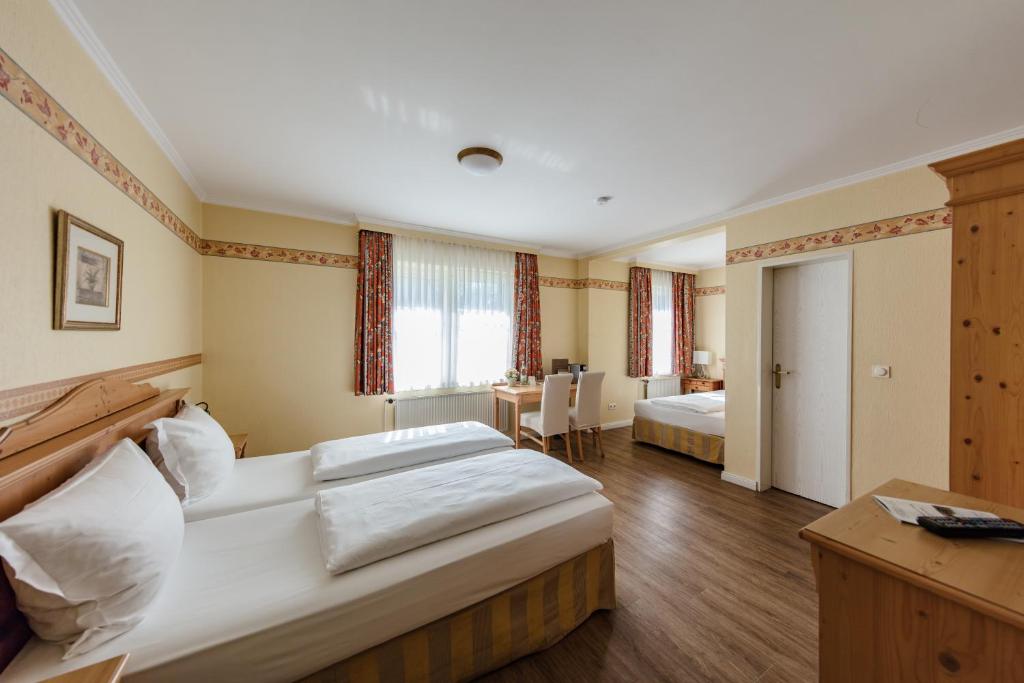Postel nebo postele na pokoji v ubytování Hotel Zum Zeppelin Hamburg