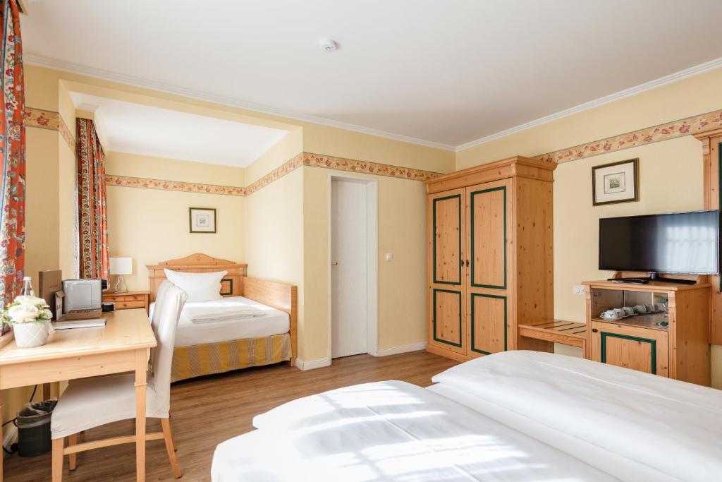 Postel nebo postele na pokoji v ubytování Hotel Zum Zeppelin Hamburg
