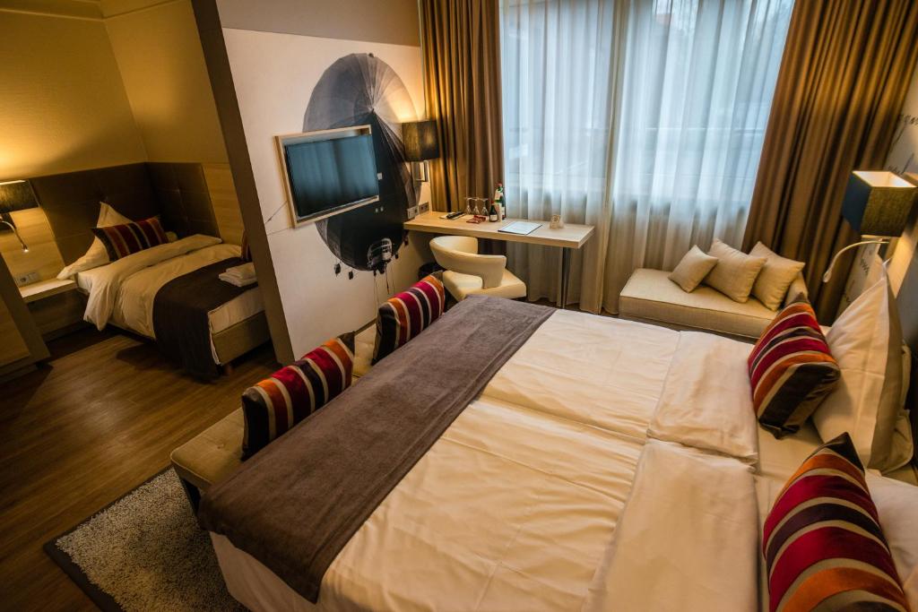 Postel nebo postele na pokoji v ubytování Hotel Zum Zeppelin Hamburg