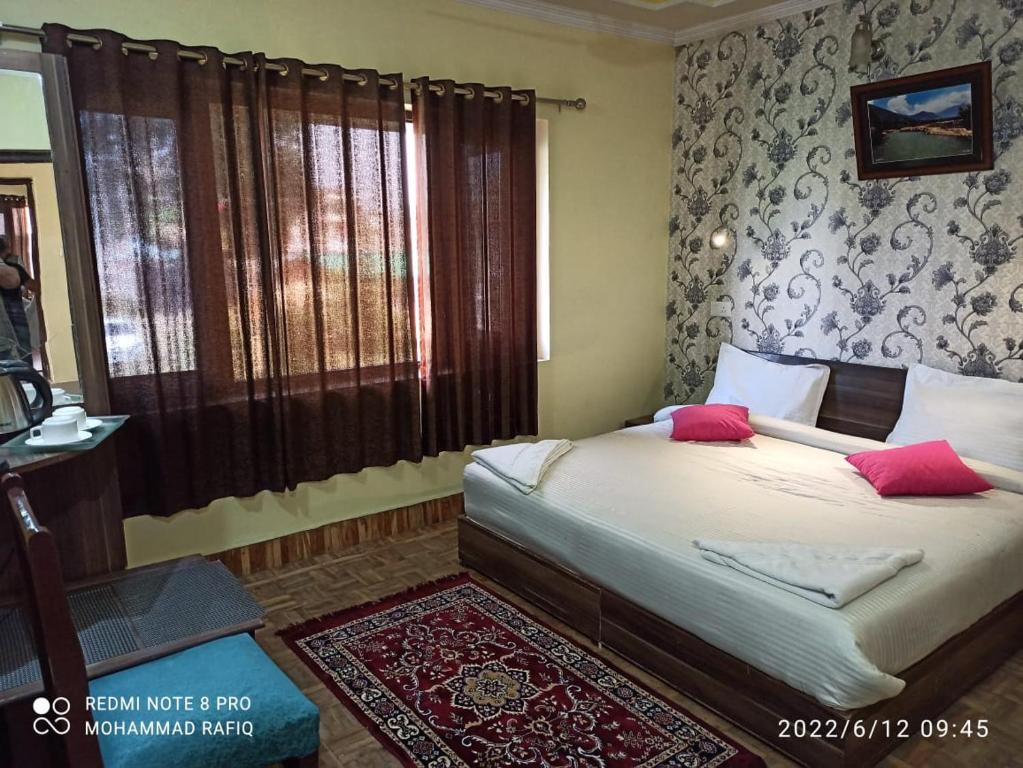 Postel nebo postele na pokoji v ubytování Hotel curio's All seasons