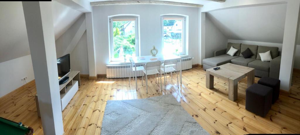 Televízia a/alebo spoločenská miestnosť v ubytovaní Mazurski Dom