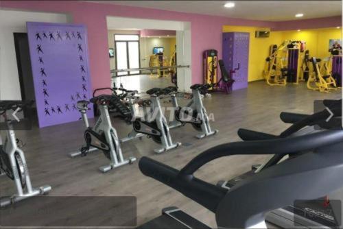 ein Fitnessstudio mit einem Haufen Trainingsräder darin. in der Unterkunft luxu appart siesta beach resort in Mohammedia