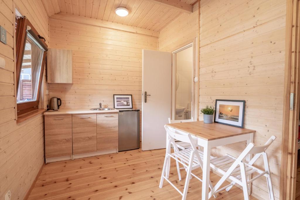 Köök või kööginurk majutusasutuses Pod Cyprysami - surf & family resort