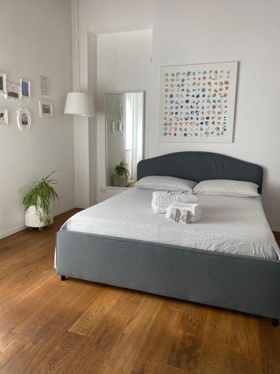 sypialnia z łóżkiem z dwoma ręcznikami w obiekcie APPARTALOFT CENTRALE VR48 w Turynie