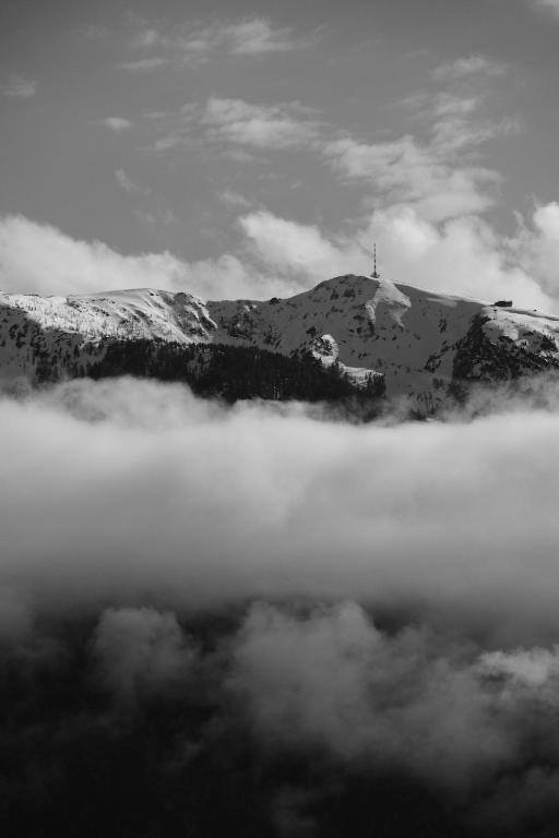 Vista generica sulle montagne o vista sulle montagne dall'interno dell'appartamento