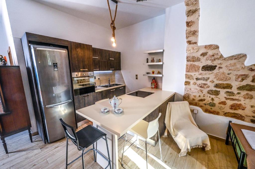 Kuchyň nebo kuchyňský kout v ubytování Καμάρα Χωριό Φοινίκι , Kamara Finiki Village