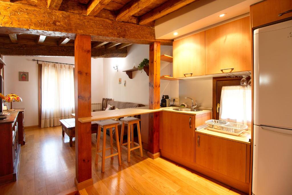 a kitchen with wooden cabinets and a counter top at Apartamento El Salvador in Cuenca