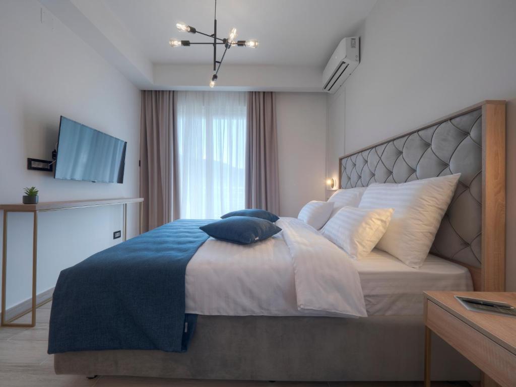 Postel nebo postele na pokoji v ubytování Hotel Idila Budva