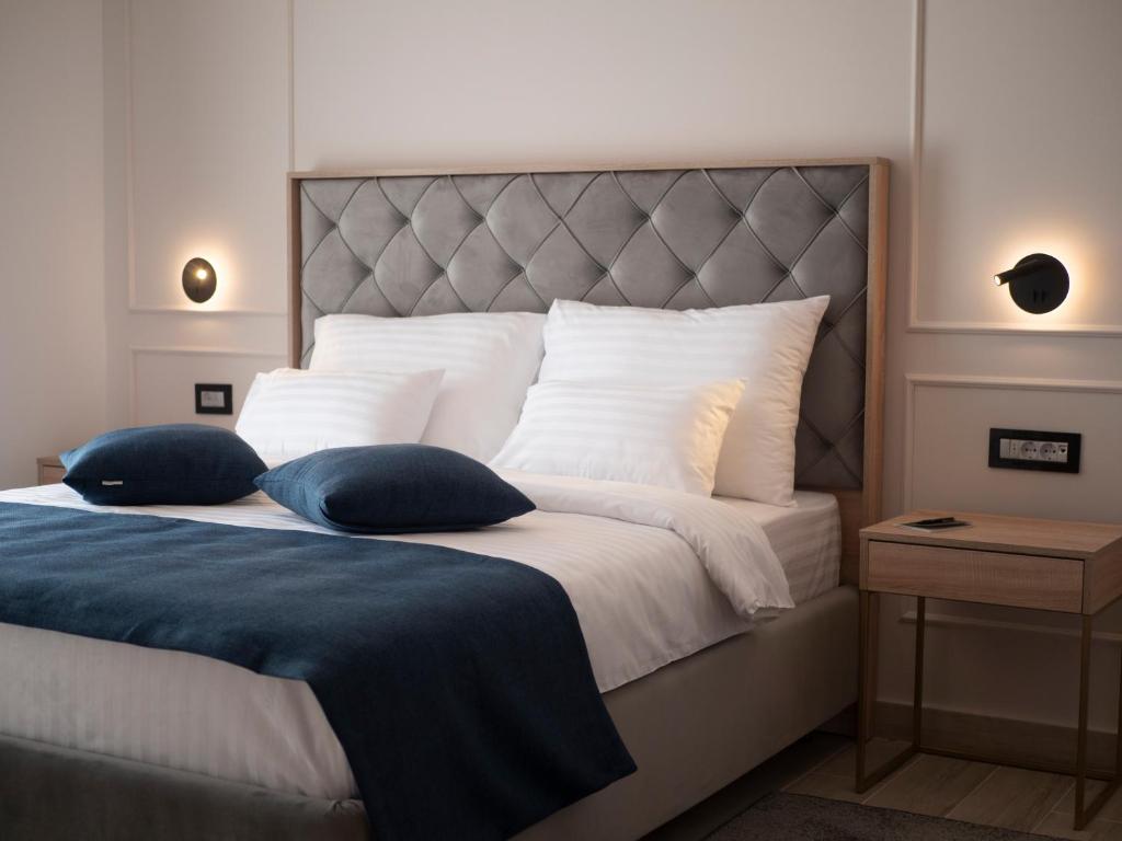 Postel nebo postele na pokoji v ubytování Hotel Idila Budva