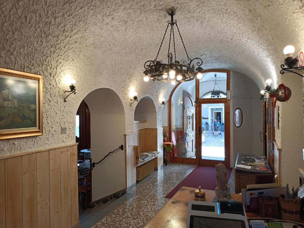 Televízia a/alebo spoločenská miestnosť v ubytovaní Hotel Gufo