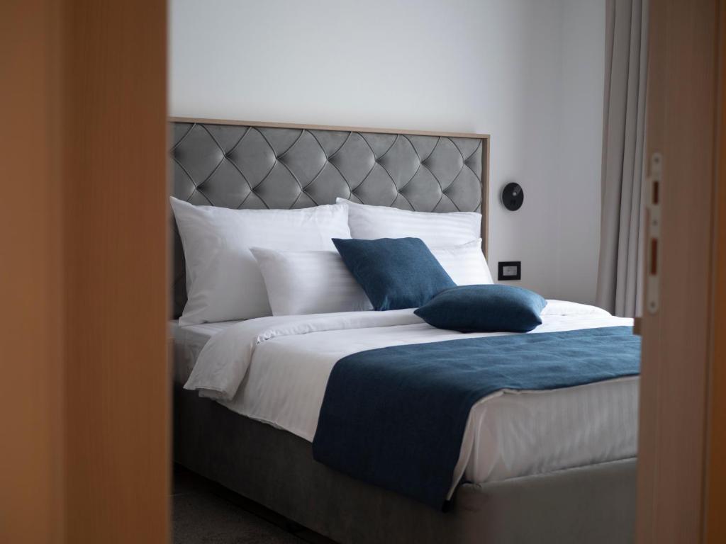 Postel nebo postele na pokoji v ubytování Hotel Idila Budva