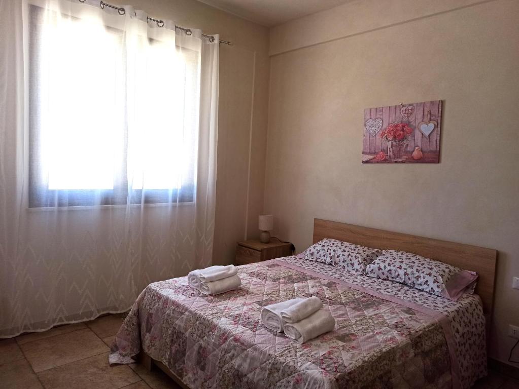 - une chambre avec un lit et 2 serviettes dans l'établissement La Campagnola, à Locogrande