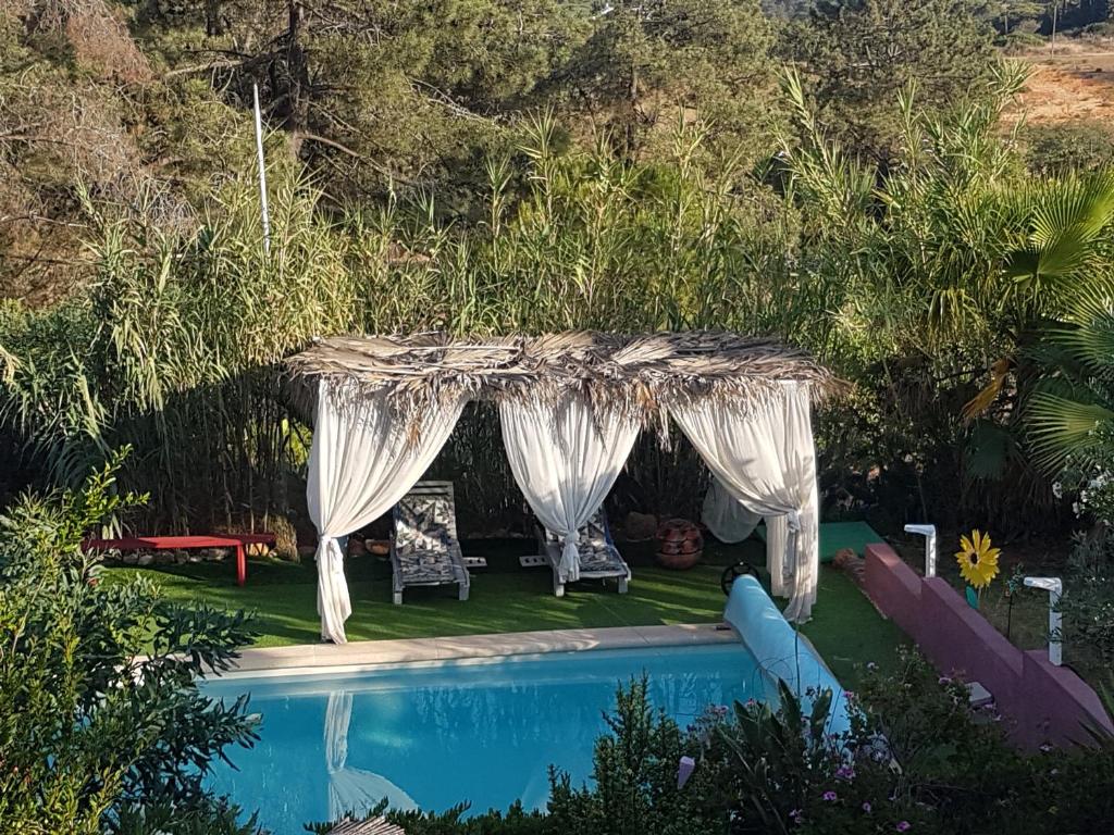 Bazén v ubytování ROMANCE Valdareina, Piscine chauffée, Bénagil-Carvoeiro nebo v jeho okolí