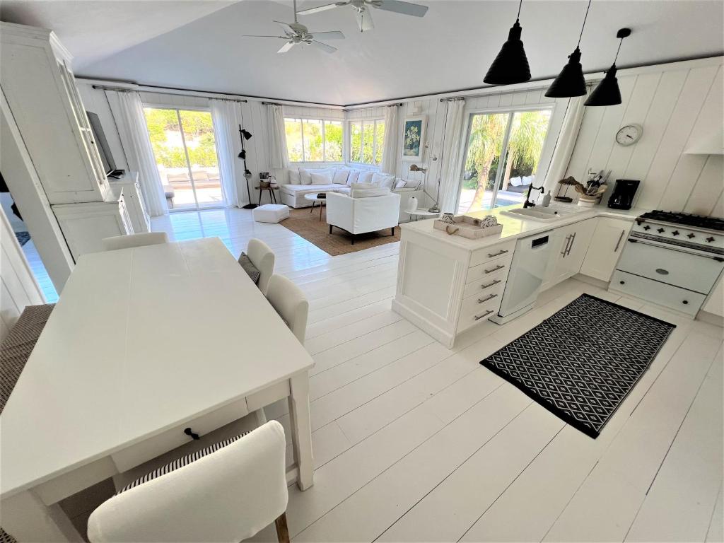 a kitchen and living room with a white table and chairs at Nice 2 bed-rooms villa at Saint Barth in Saint Barthelemy