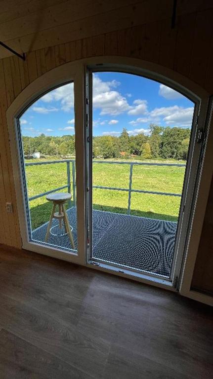 Balkón nebo terasa v ubytování Glamping - stylová maringotka v srdci Ladova kraje, poblíž hlavního města Prahy