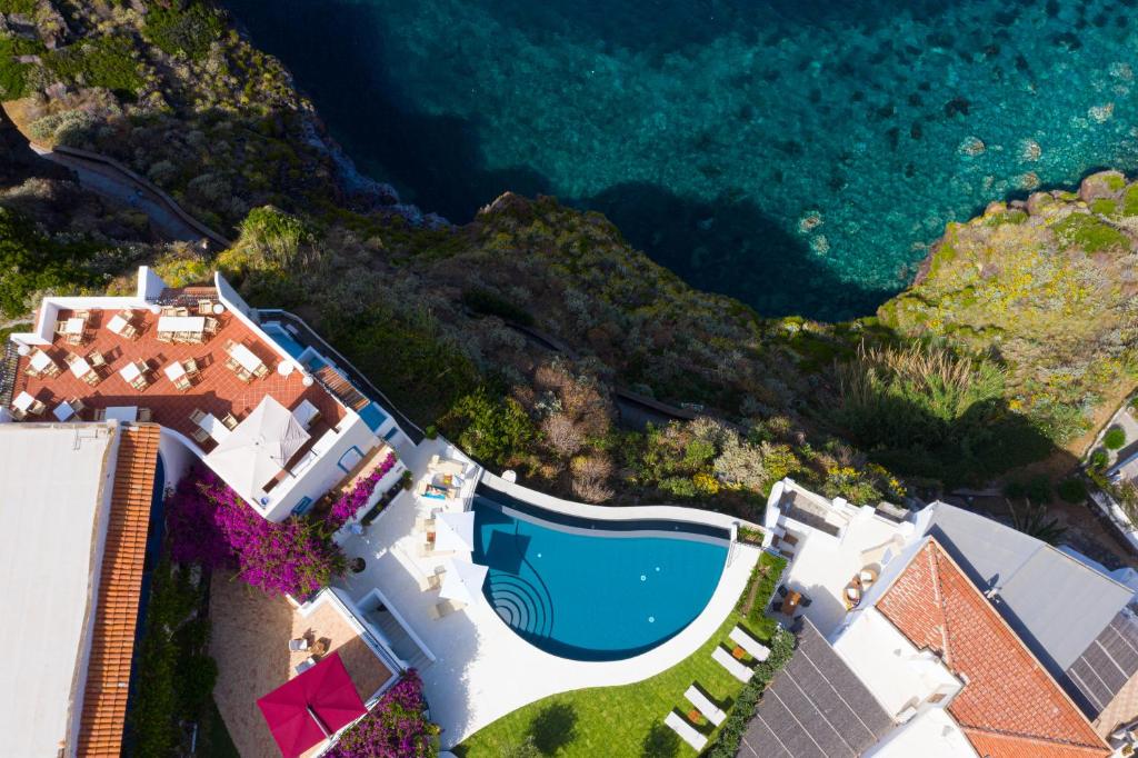 uma vista aérea de uma villa com piscina em Hotel Punta Scario em Malfa