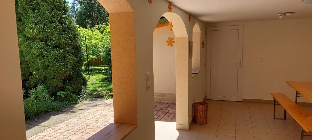 Vonkajšia záhrada v ubytovaní Schieszl Apartments Zamárdi 3