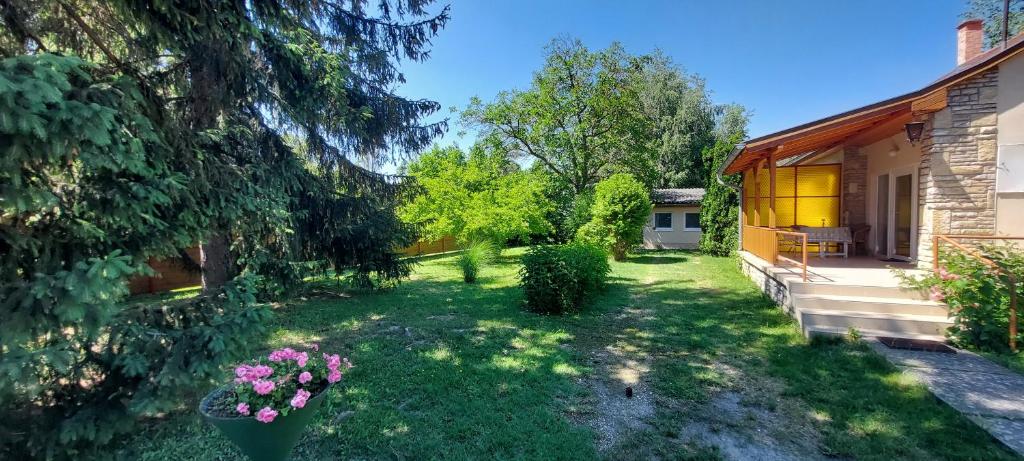 Vonkajšia záhrada v ubytovaní Schieszl Apartments Zamárdi 3