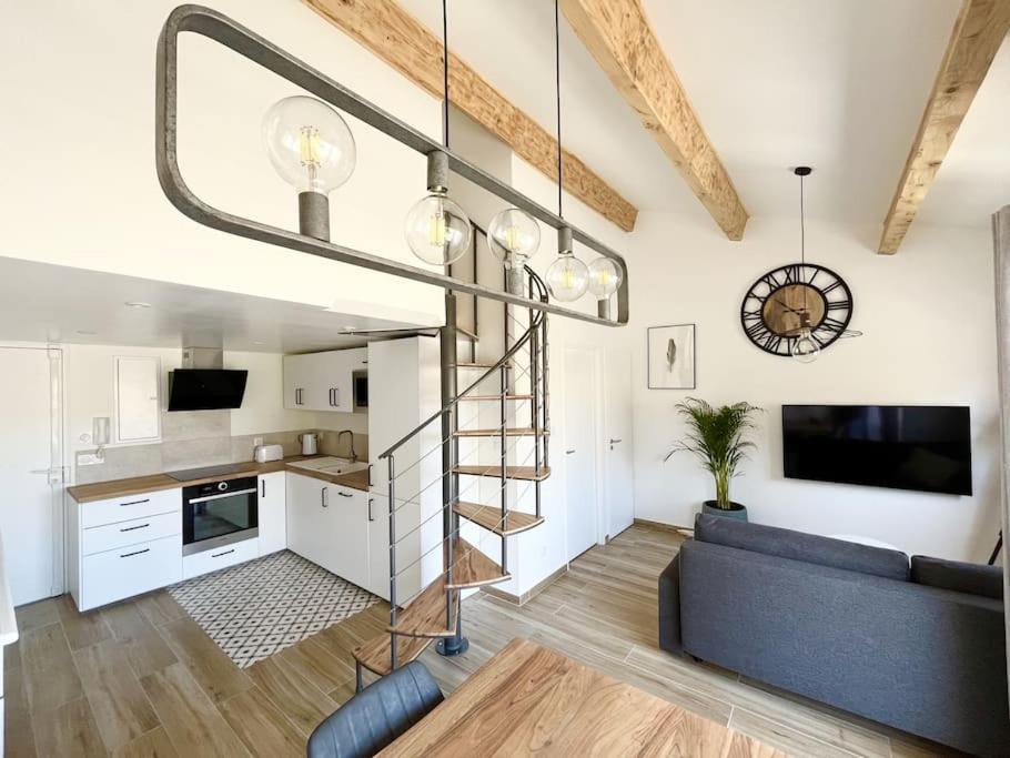 Kuchyňa alebo kuchynka v ubytovaní Duplex Centre Ville - 50m de la Plage - Clim - Garage - Netflix