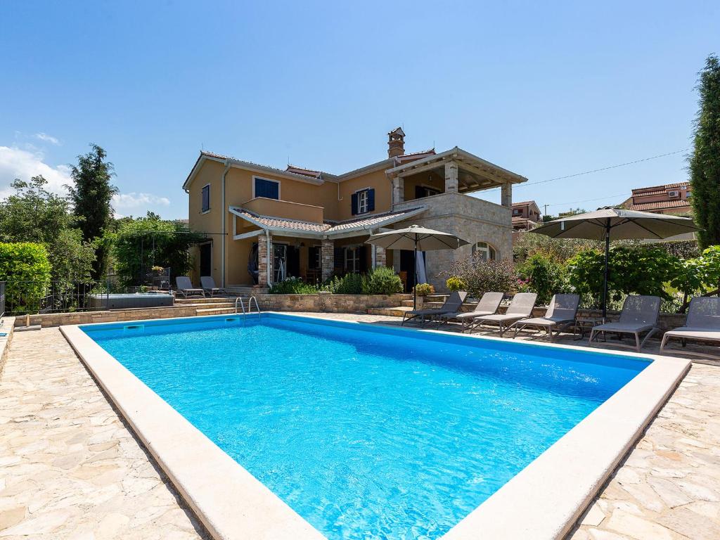 een zwembad voor een huis bij Villa Salvea with heated pool in Montižana