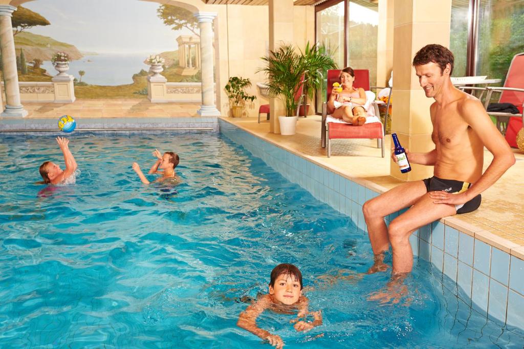 eine Gruppe von Personen in einem Schwimmbad in der Unterkunft Naturkost-Hotel Harz in Bad Grund