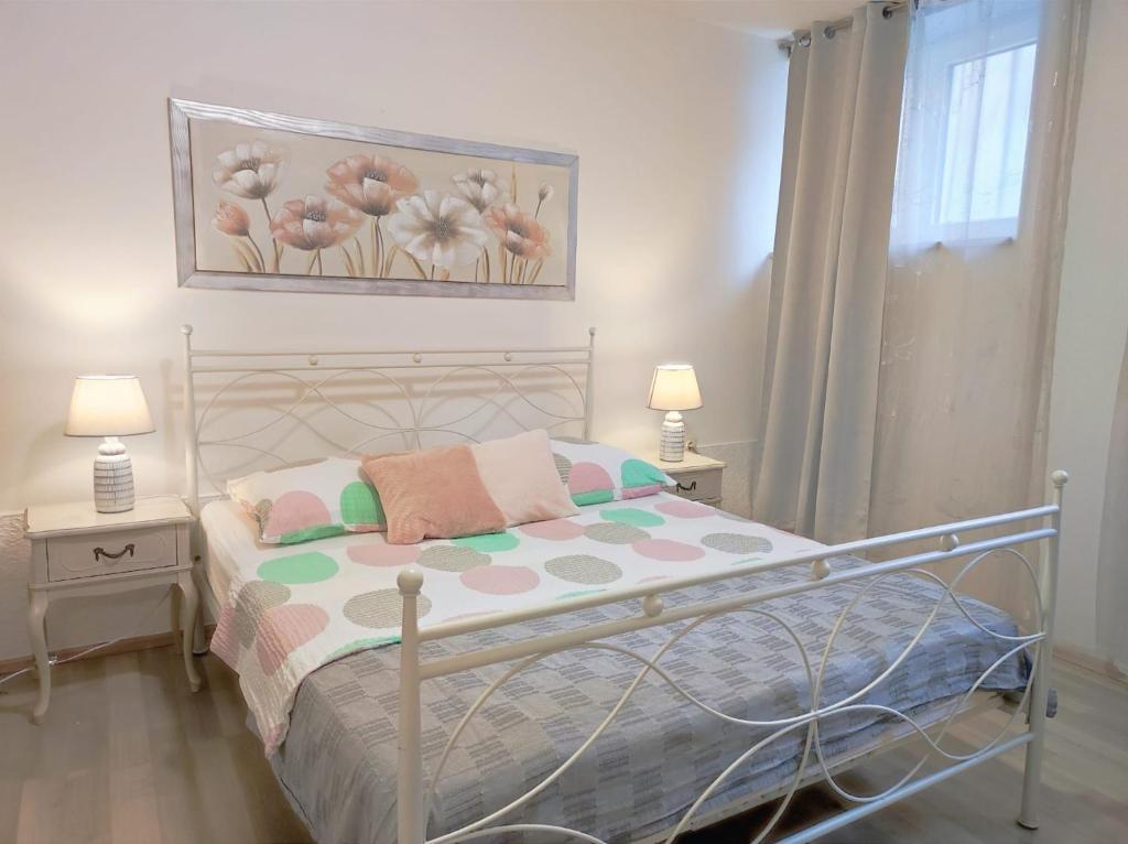 - une chambre avec un lit, deux tables et deux lampes dans l'établissement Charming apartment in Split center, à Split