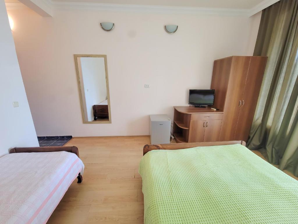 TV a/nebo společenská místnost v ubytování Kvariati Residence