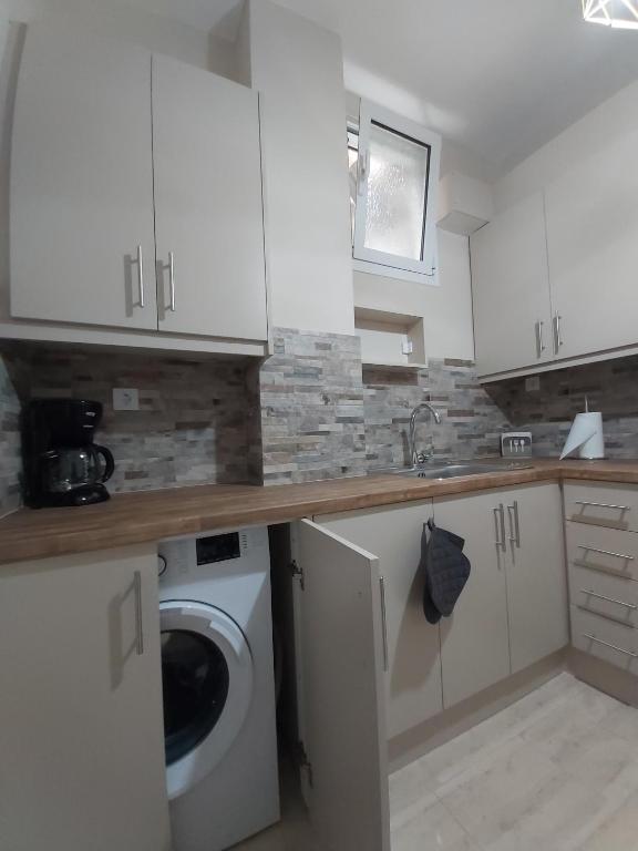 Kuchyňa alebo kuchynka v ubytovaní Orion front sea apartment