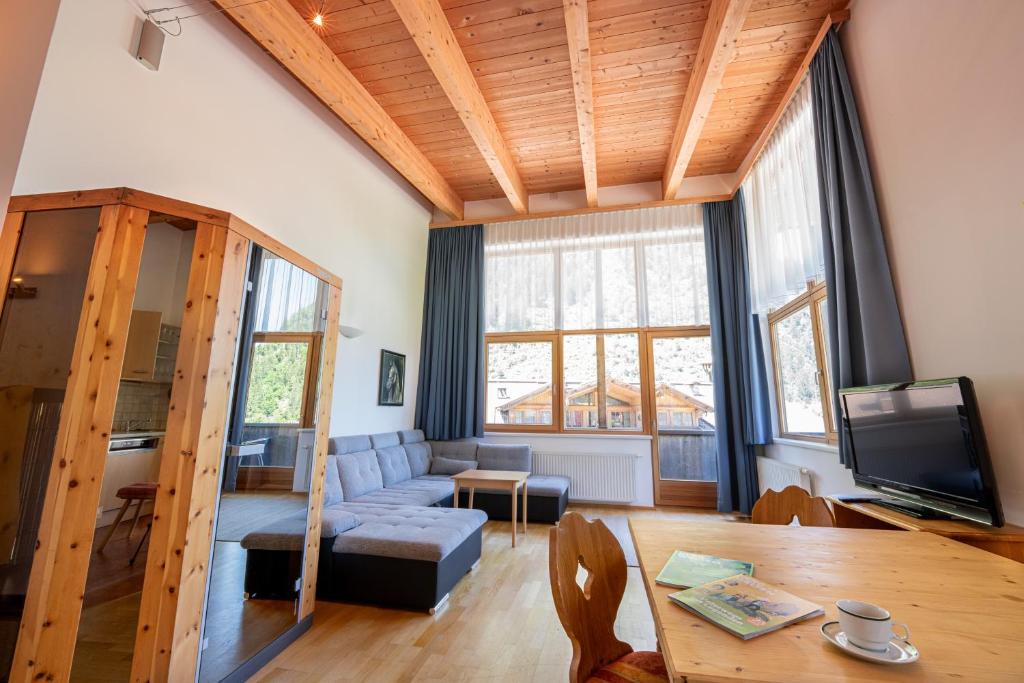ein Wohnzimmer mit einem Sofa und einem Tisch in der Unterkunft Ferienwohnungen Haus der Mitte in Mayrhofen
