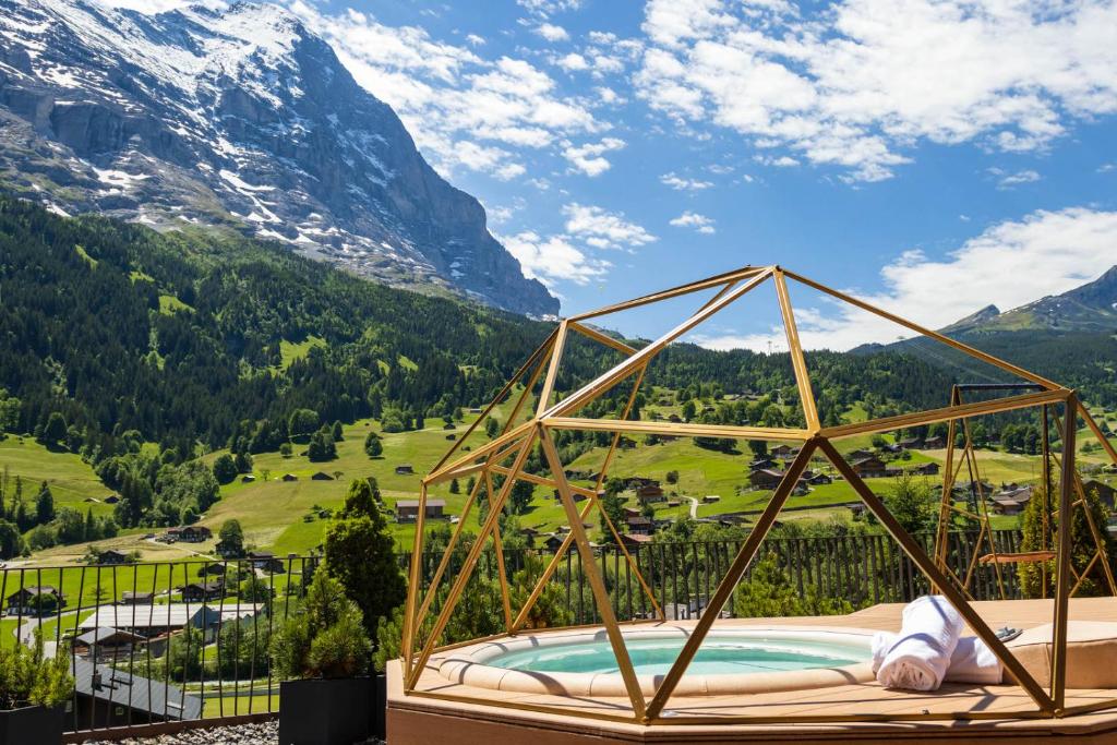 een bed met uitzicht op een berg bij Boutique Hotel Glacier in Grindelwald