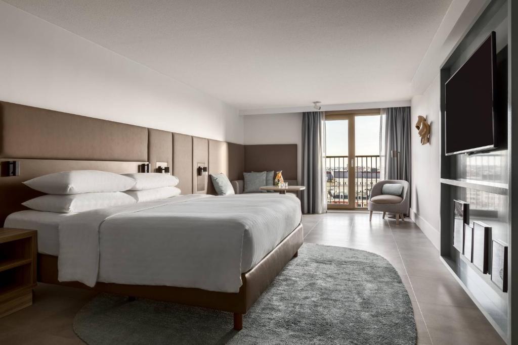 een slaapkamer met een groot bed en een televisie bij Amsterdam Marriott Hotel in Amsterdam