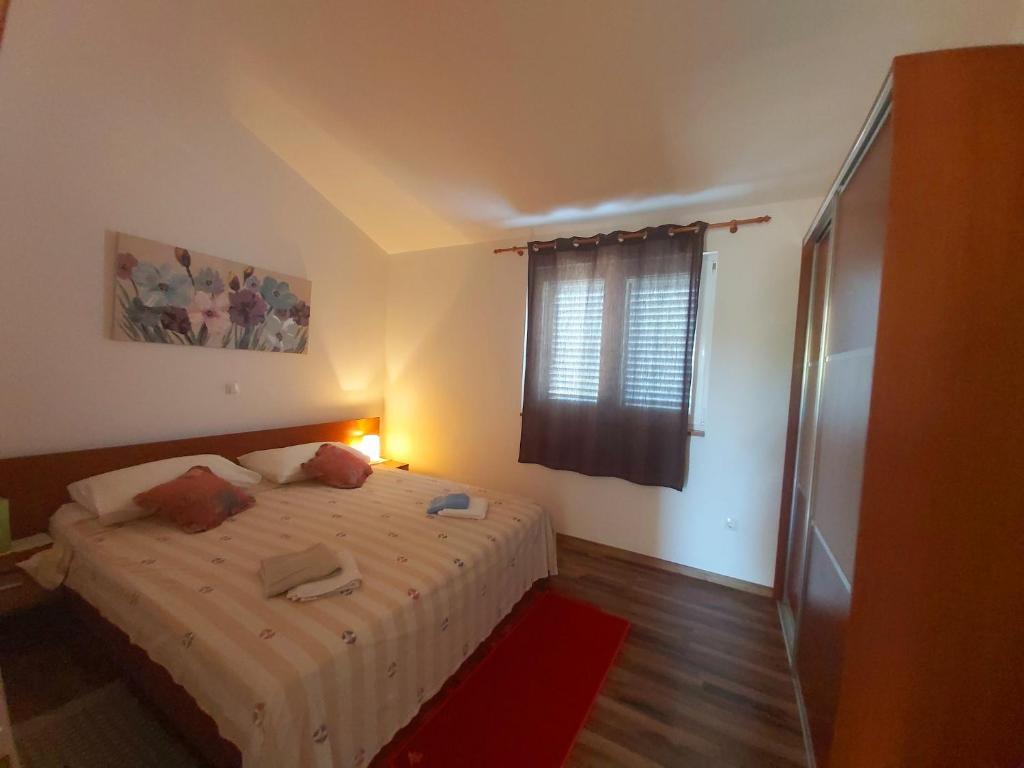 Posteľ alebo postele v izbe v ubytovaní Apartmani Ratka