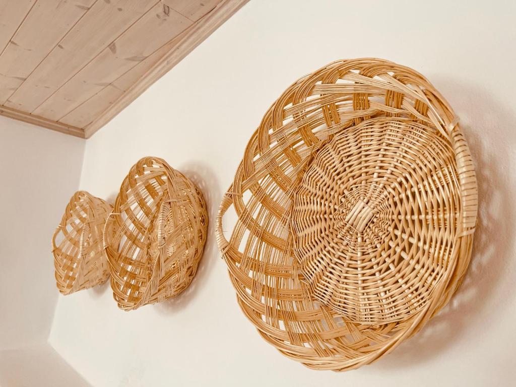 two wicker baskets sitting on a wall at Casa Di Manto Traditional Apartment in Mýkonos City