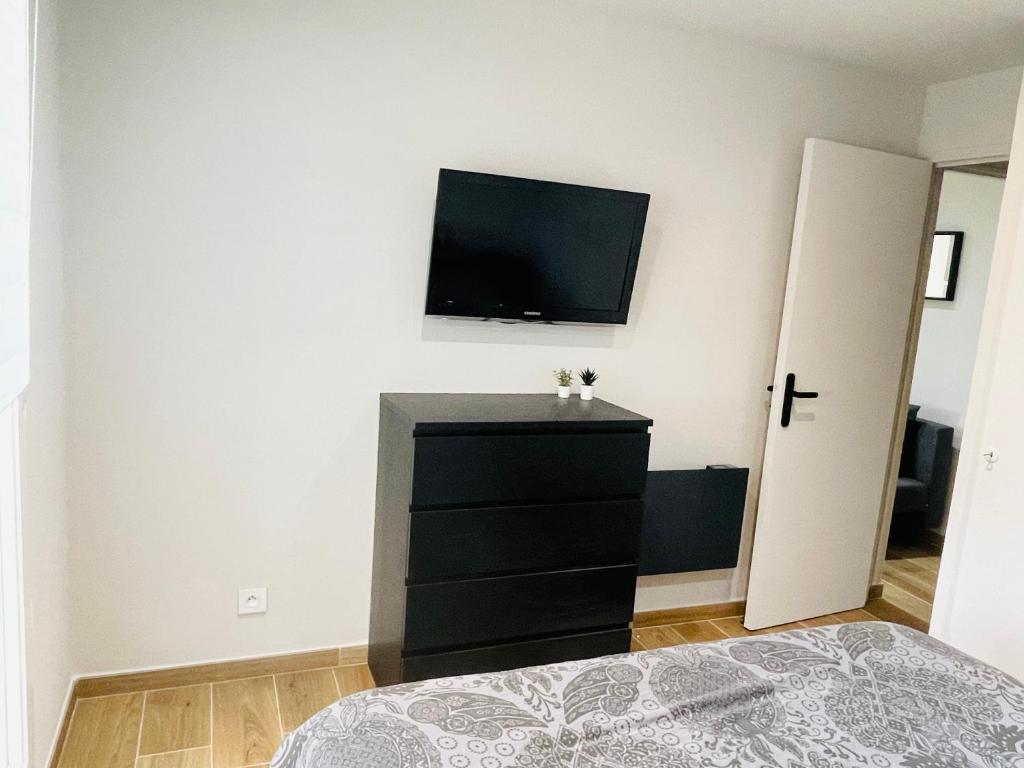 Televízia a/alebo spoločenská miestnosť v ubytovaní CASA LOUNA T2 Plage 400m