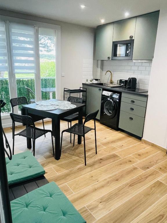 une cuisine et une salle à manger avec une table et des chaises dans l'établissement CASA LOUNA T2 Plage 400m, à La Seyne-sur-Mer
