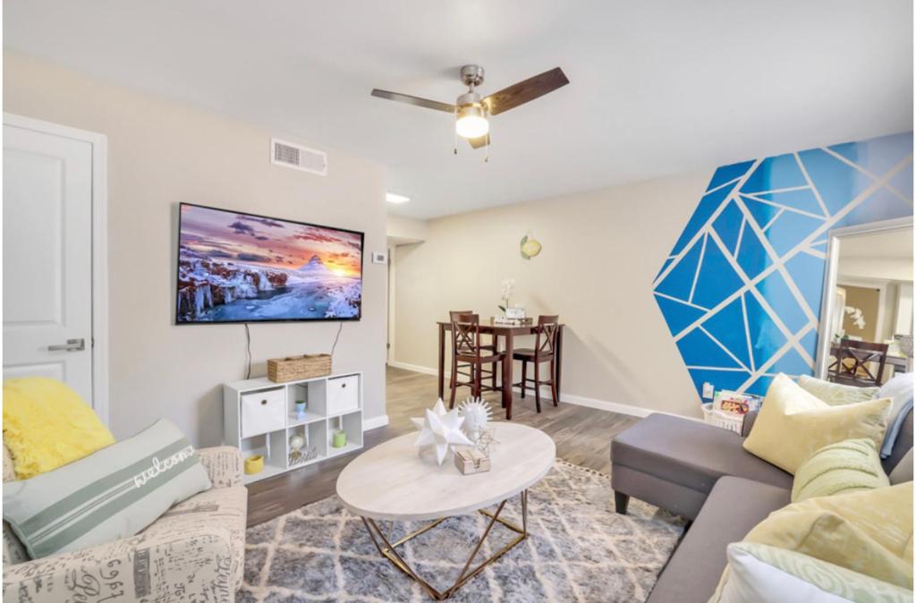 Cozy Suite w Pool and Free Parking At Phoenix - Housity