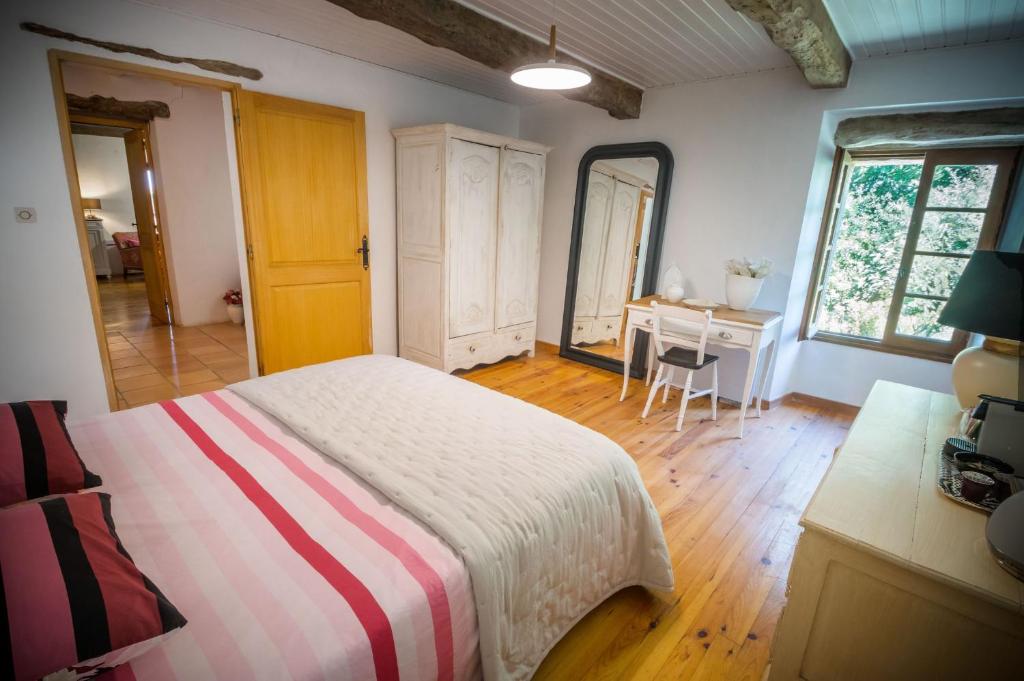 Postel nebo postele na pokoji v ubytování Chambres d'hôtes Enmarcade