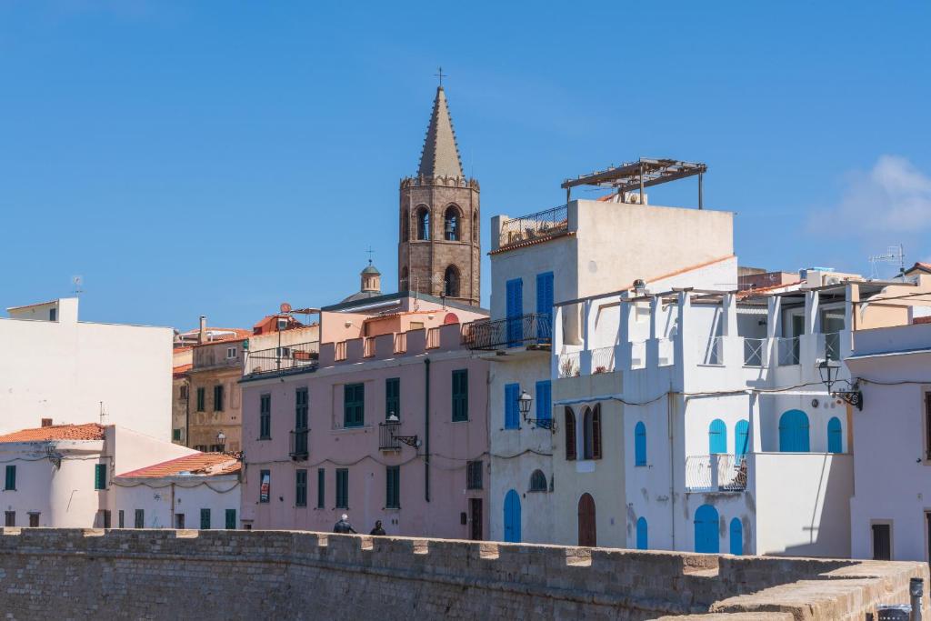 Nespecifikovaný výhled na destinaci Alghero nebo výhled na město při pohledu z penzionu