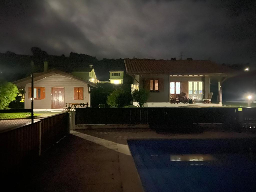 Bazén v ubytování Vila Emigrante nebo v jeho okolí