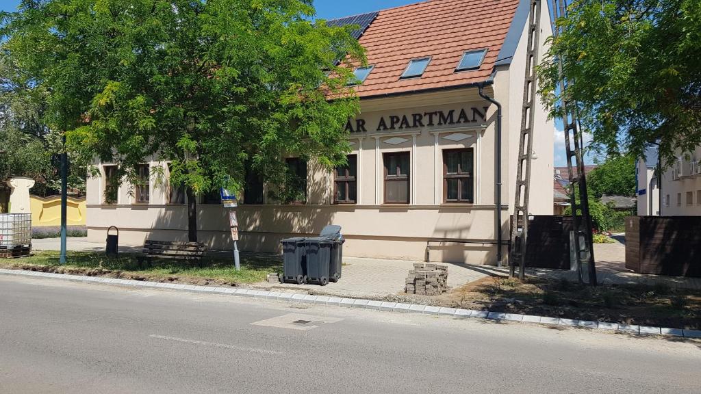 un bâtiment situé sur le côté d'une rue dans l'établissement Végvár Delux apartman, à Gyula
