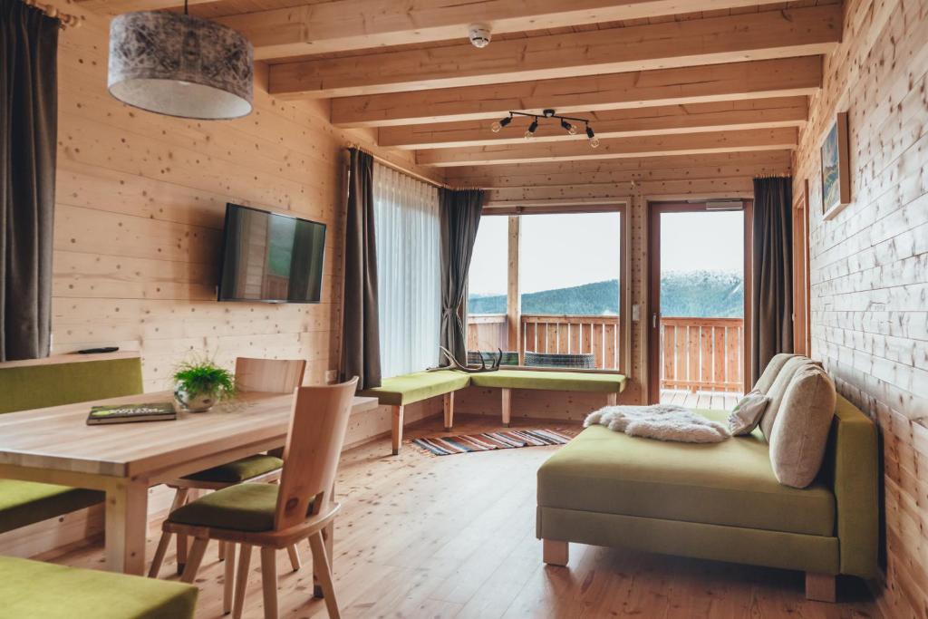 Televízia a/alebo spoločenská miestnosť v ubytovaní Hiasl Zirbenhütte
