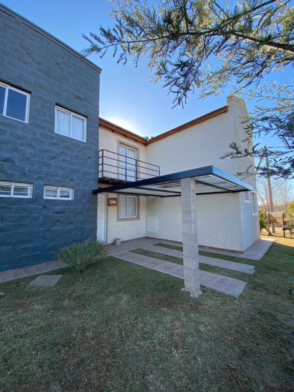 una casa con un edificio azul y blanco en Campos de Dios in 