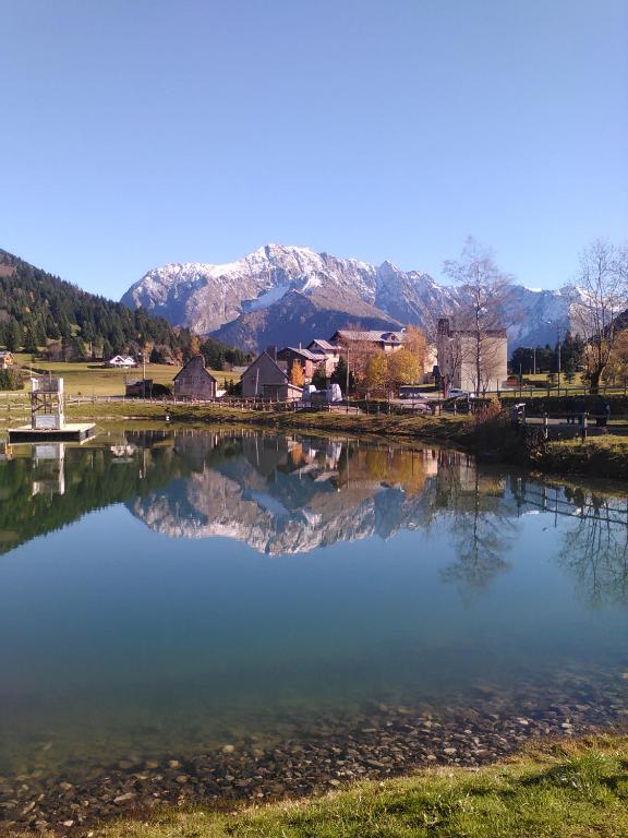 une grande étendue d'eau avec des montagnes en arrière-plan dans l'établissement Studio au calme face aux montagnes dans station de ski, à La Morte