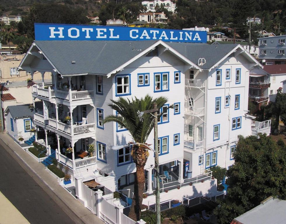 un gran hotel blanco con una palmera frente a él en Hotel Catalina en Avalon