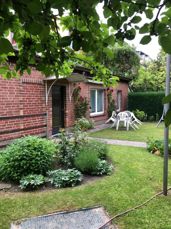 a garden with a table and a chair in the yard at FH Mecklenburg in Dorf Mecklenburg