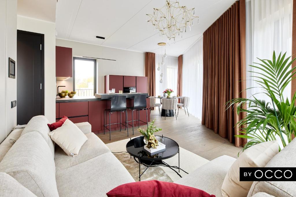 un soggiorno con divano e tavolo di Luxury apartment in the city centre a Tallinn
