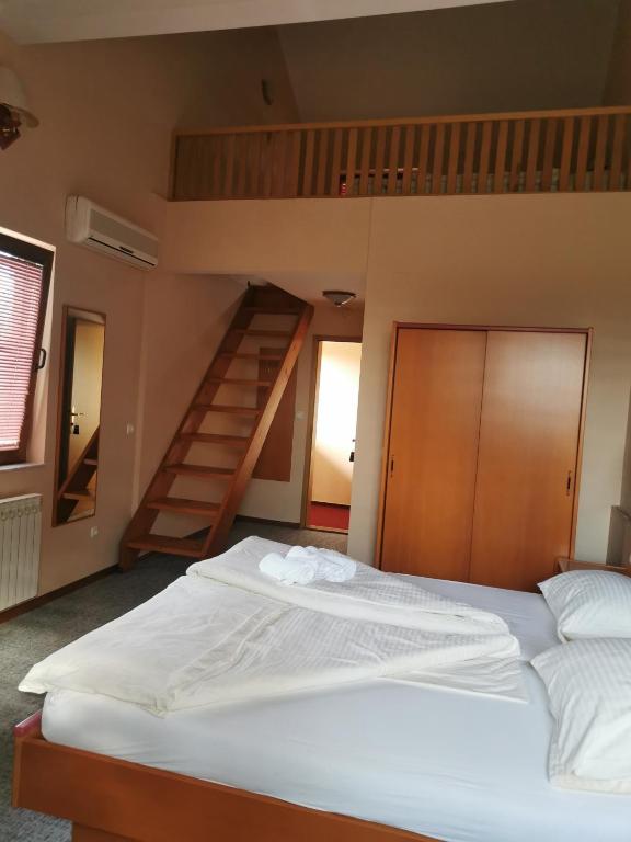 Hotel Delminium - Comfort Quadruple Room