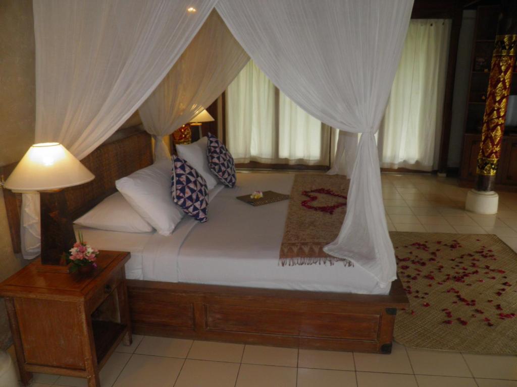 Postel nebo postele na pokoji v ubytování Bumi Ubud Resort